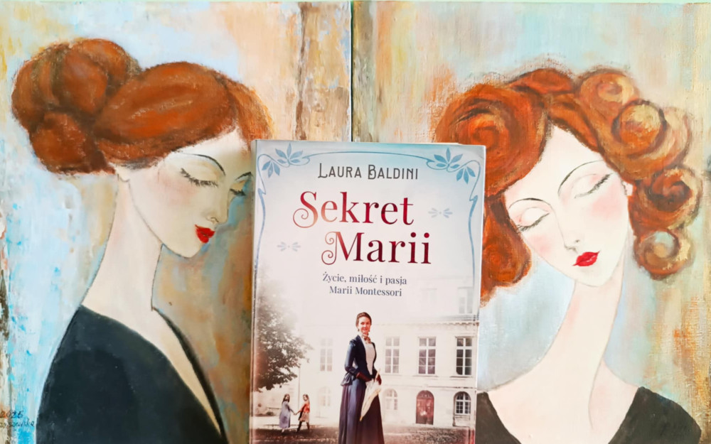 Na zdjęciu książka Sekret Marii, obok ksiązki stoją portrety kobiet.