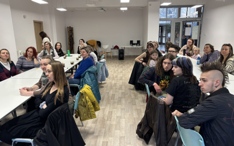 Uczestnicy warsztatów z tworzenia lalek motanek.