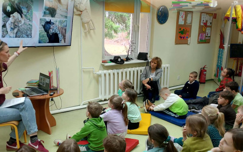 Uczniowie słuchają prezentacji o przyjaźniach w świecie zwierząt
