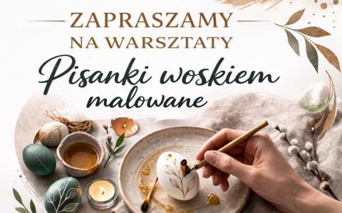 Plakat promujący warsztaty „Pisanki woskiem malowane”, utrzymany w naturalnej, stonowanej stylistyce z elementami złota i zieleni. Centralnym motywem jest ręczne zdobienie jajka woskiem, otoczone tradycyjnymi pisankami i materiałami do pracy. Grafika zawiera informacje o terminie wydarzenia (25 marca 2026, godz. 16:00), miejscu (Filia nr 5, ul. Władysława IV 23b) oraz konieczności wcześniejszych zapisów telefonicznych.
