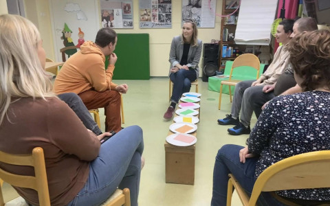 Uczestnicy siedzą w kole i dysktutują o wiosennych obowiązakach