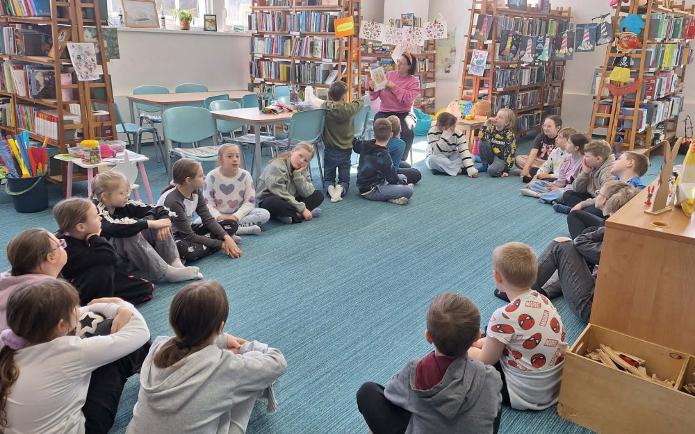 Bibliotekarka czyta opowiadanie dzieciom