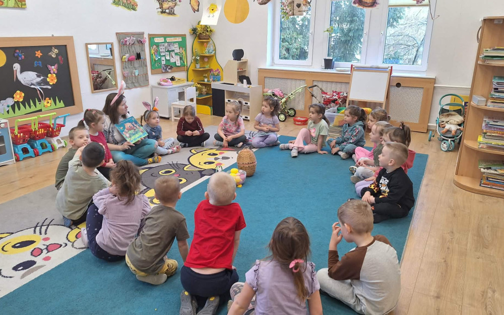 bibliotekarka czyta dzieciom opowiadanie