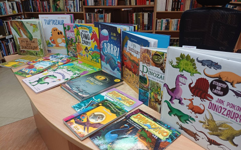 Na zdjęciu wystawka najpiękniejszych książek o dinozaurach