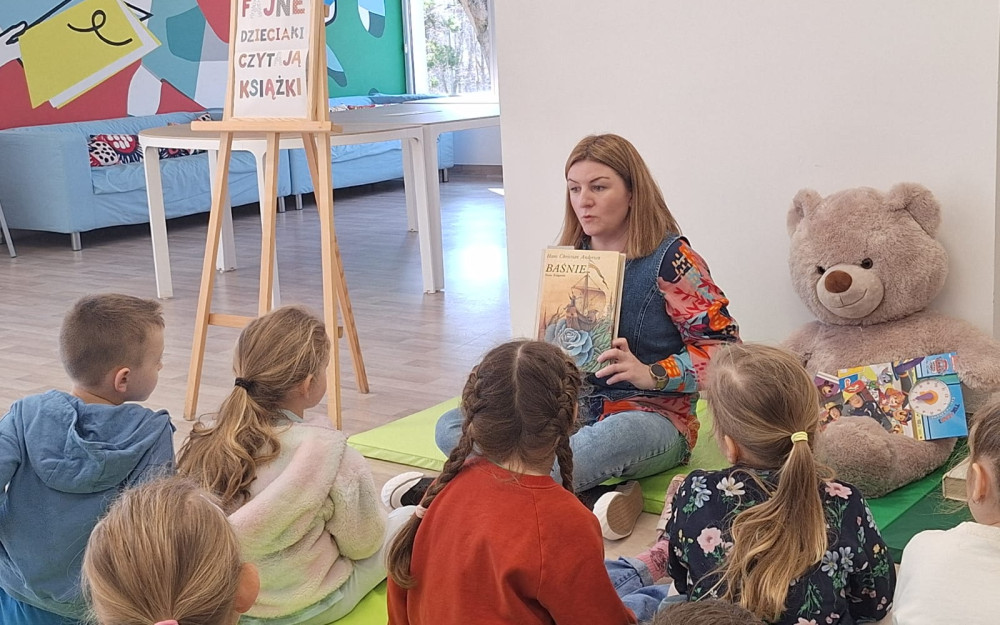 Bibliotekarka Agnieszka prowadzi zajęcia dla dzieci.