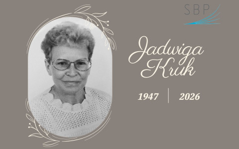 Klepsydra, z lewej strony czarno-białe zdjęcie, a po prawej napis: Jadwiga Kruk 1947-2026