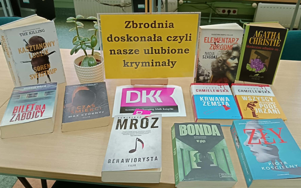 Na zdjęciu napis Zbrodnia doskonała czyli nasze ulubione kryminały.  Obok napisu leżą książki.