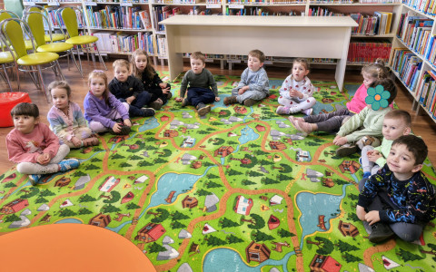 Przedszkolaki słuchają opowiadania "Syrop maga Abrakabry".