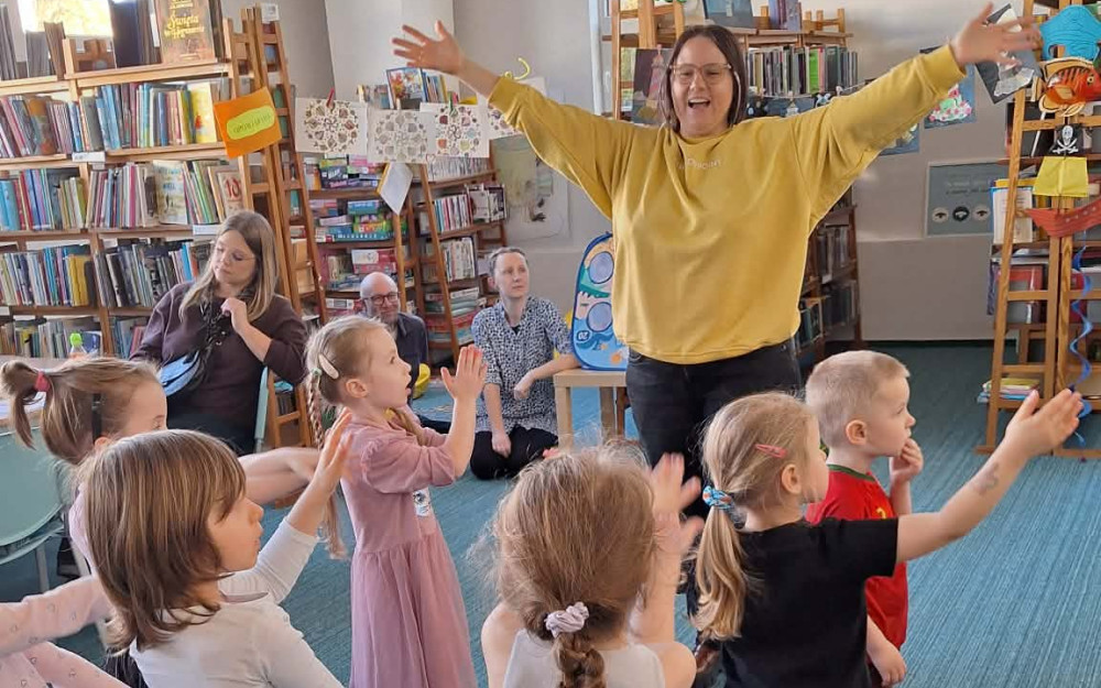 bibliotekarka tańczy z dziećmi taniec "kle kle boćku"