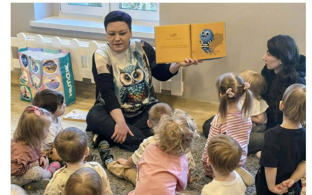 Bibliotekarka czyta dzieciom książkę Toma Fletchera "W twojej książce jest potwór".