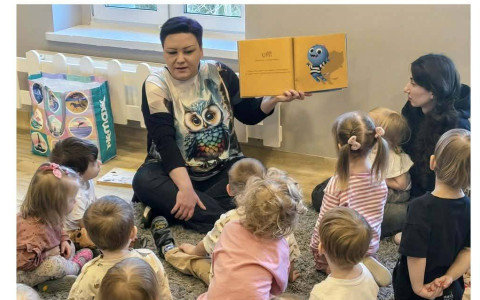 Bibliotekarka czyta dzieciom książkę Toma Fletchera "W twojej książce jest potwór".