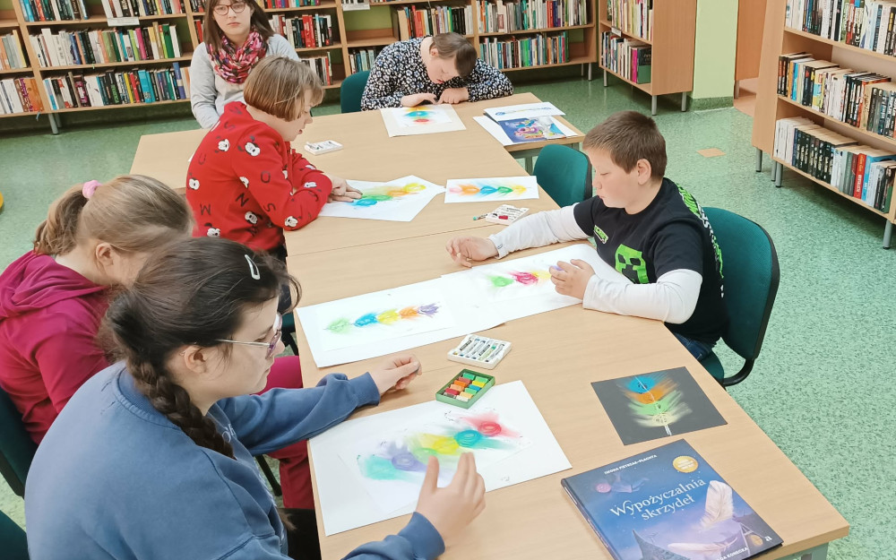 Uczestnicy tworzą magiczne pióra.