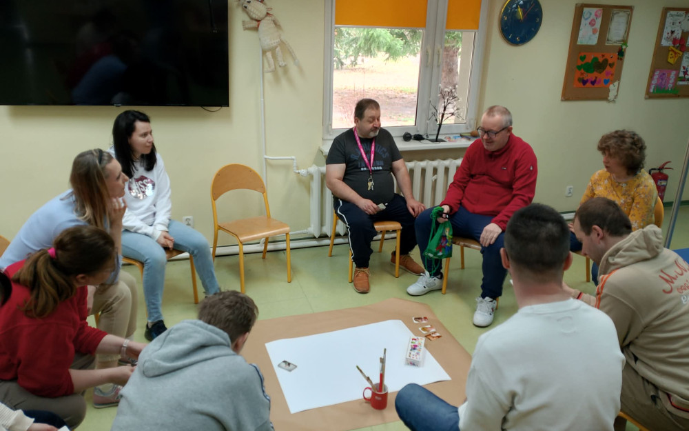 Uczestnicy siedzą w kole i dyskutują