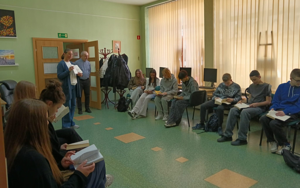 Bibliotekarka wyjaśnia uczniom co to jest sygnatura.
