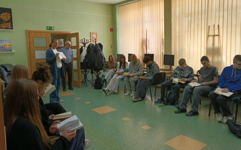 Bibliotekarka wyjaśnia uczniom co to jest sygnatura.