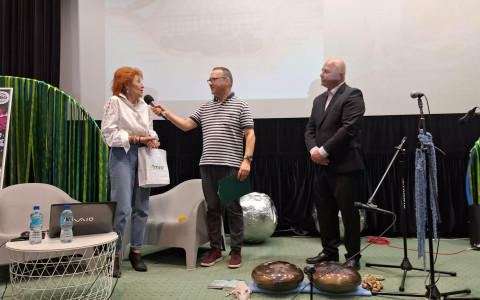Pan dyrektor razem z zastępcą prezydenta Miasta wręczają czytelniczce nagrodę