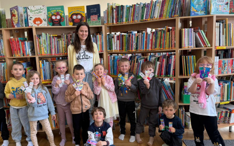 Zdjęcie grupowe dzeci i bibliotekarki