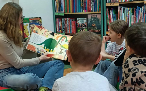 Dzieci słuchają opowiadania "O wilku, który wypadł z książki".
