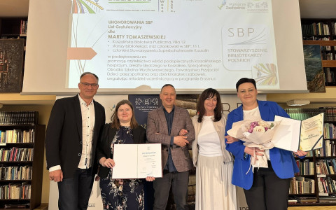 dyrektor Dariusz Pawlikowski, Piotr Saporowski, Małgorzata Bartosik, Kamila Tomaszewska i Marta Tomaszewska pozują do wspólnego zdjęcia w Książnicy Pomorskiej w Szczecinie