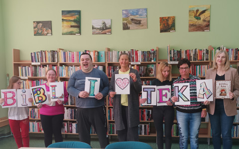 Uczestnicy z napisem Biblioteka