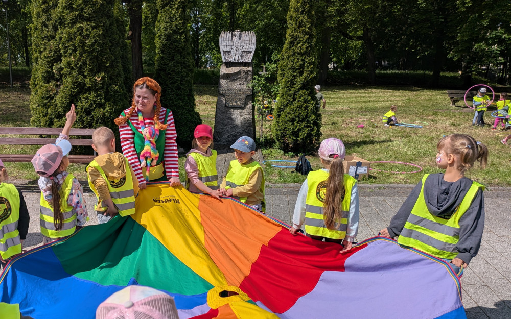 Marta Tomaszewska prowadząca animacje dla dzieci podczas pikniku.