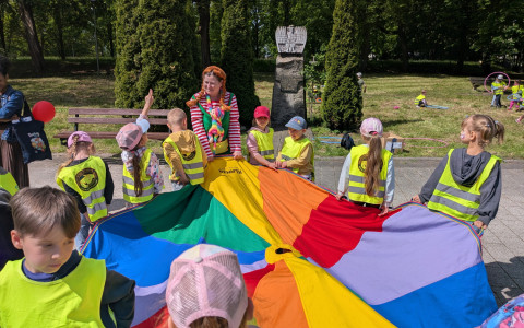 Bibliotekarka w roli Pippi prowadzi zabawy dla dzieci