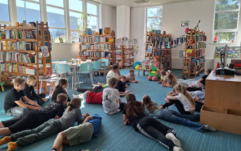 bibliotekarka czyta dzieciom opowiadanie