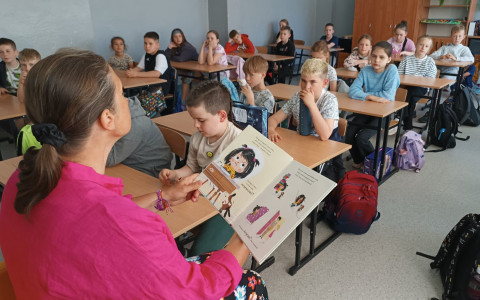 Bibliotekarka czyta uczniom książkę Naprawdę chcę krzyczeć.