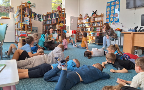 Pani Dagny czyta opowiadanie dzieciom