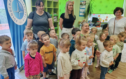 „Kangurki” pozują do wspólnej fotografii z wychowawczyniami i paniami z Północnej Izby Gospodarczej