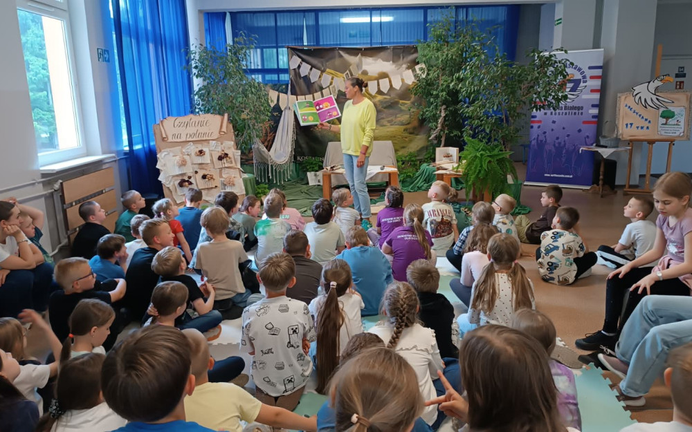 Wspólne czytanie książki podczas akcji Czytanie na polanie.