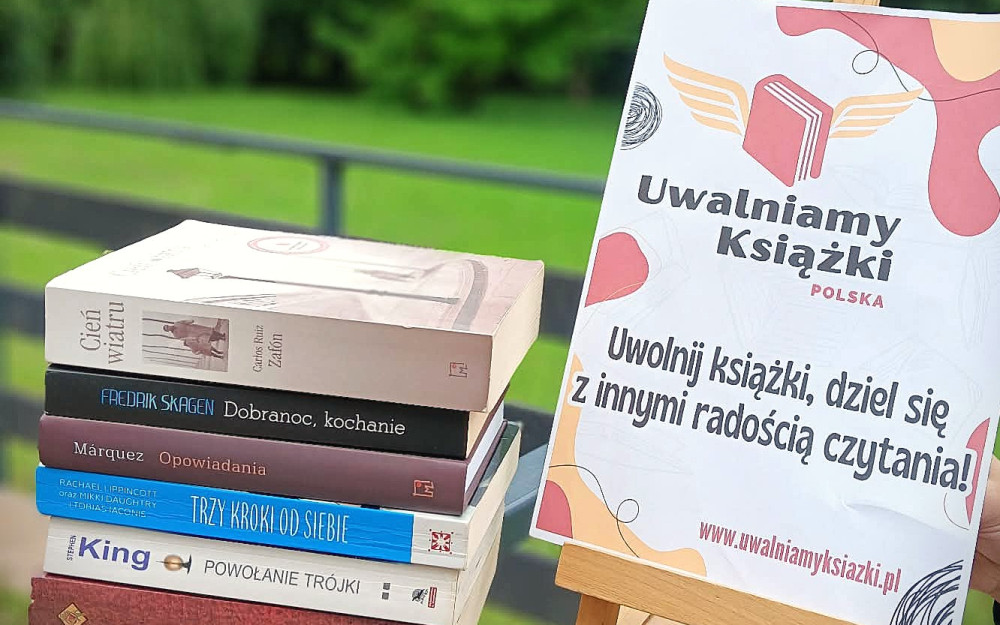 Grafika przedstawia książki na tle parku oraz plakat promujący wydarzenie.