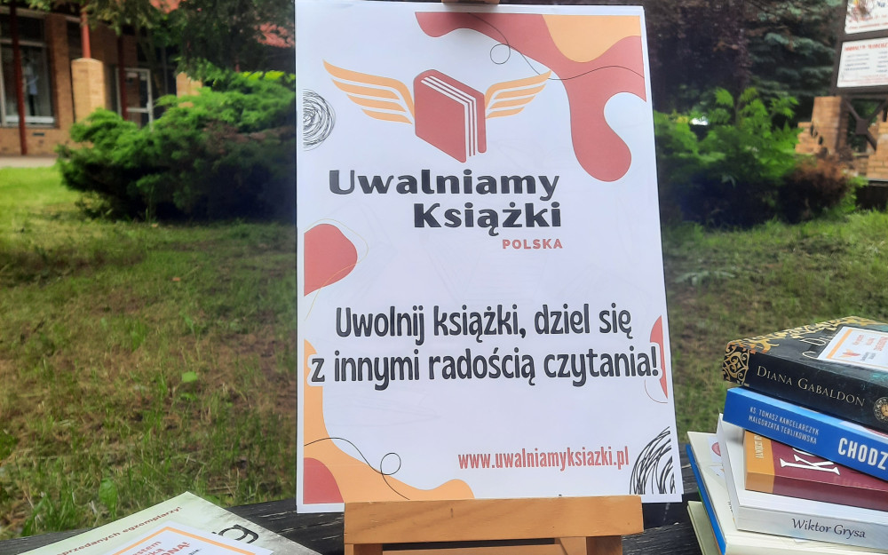 Grafika przedstawia książki leżące na ławce oraz plakat promujący wydarzenie.