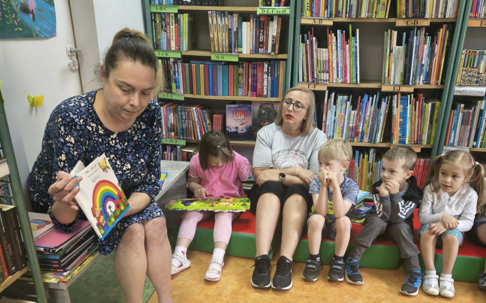 Bibliotekarka czyta dzieciom książkę pt. "Kolory" - Małgorzaty Strzałkowskiej.