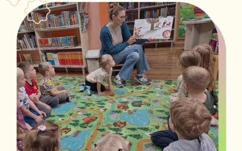 Kolaż czterech zdjęć. Bibliotekarka czyta przedszkolakom książkę Doroty Gellner „Wścibscy”. Dzieci siedzą na kolorowym dywanie, oglądają ilustracje i uczestniczą w zabawie z tajemniczą, kolorową skrzynką.
