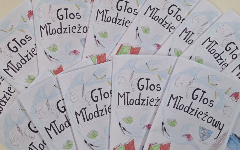 Zdjęcie przedstawia pierwszy numer wydany przez redakację gazetki "Głos młodzieżowy" przy Filii nr 3