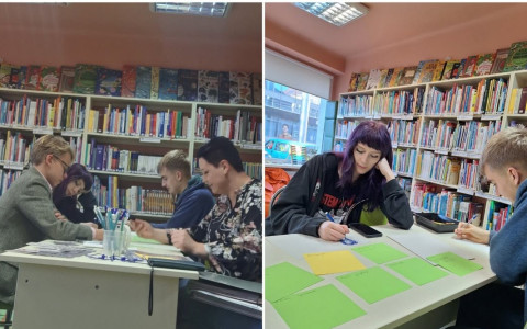 Gazetka "Głos młodzieży" w trakcie piątkowego spotkania w Filii nr 3