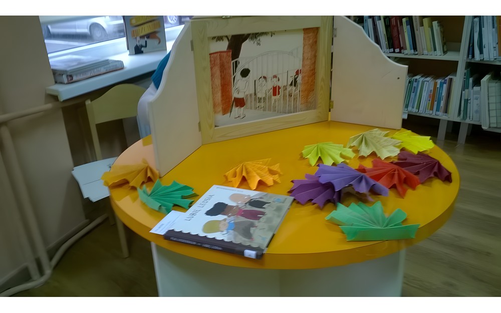 Pierwsza wizyta Pszczółek w bibliotece