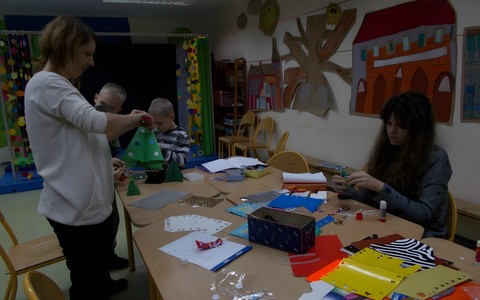 Choinki barwnie przystrojone