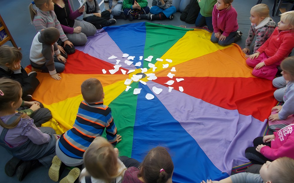 Bibliotekarka czyta dzieciom na chuście animacyjnej
