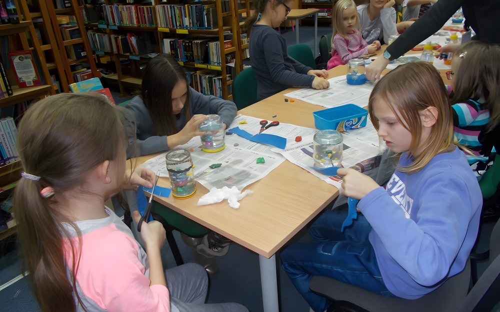 Dzieci ozdabiają słoiki filcem