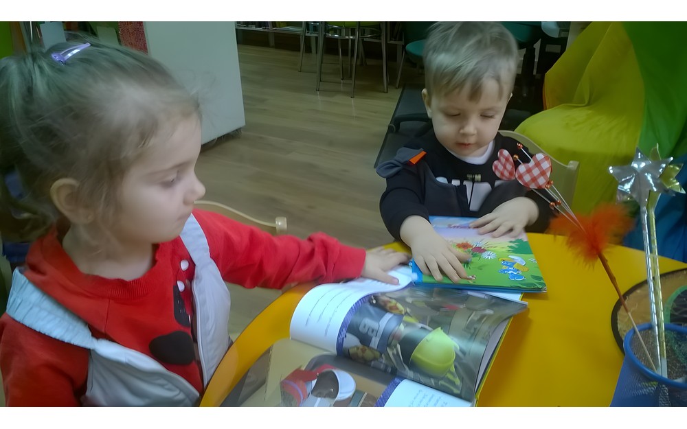 Przedszkolaki oglądają bajeczki