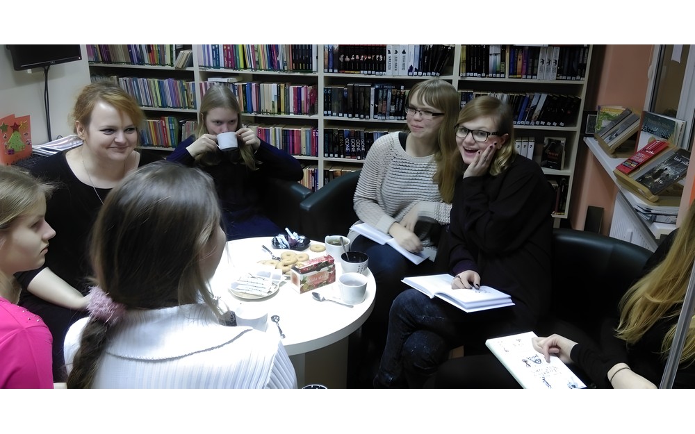 Grupa Młodzieżowego Dyskusyjnego Klubu Książki podczas spotkania w Filii nr 3