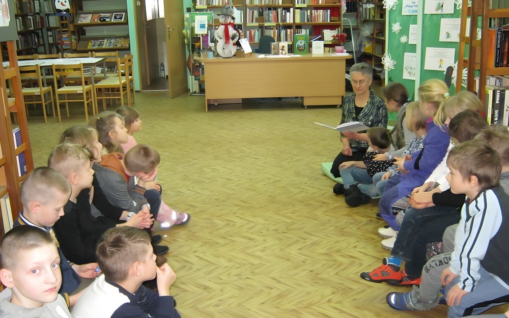 Uczniowie kl. II C z zaciekawieniem słuchają opowiadania o zimie