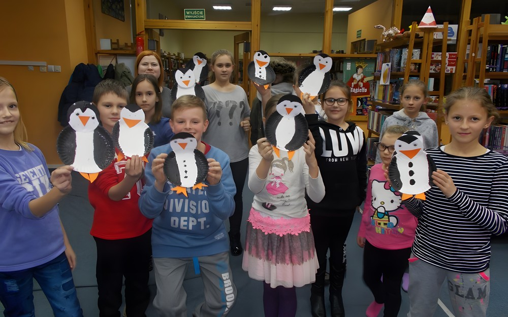 Dzieci pozują do zdjęcia z gotowymi pracami plastycznymi