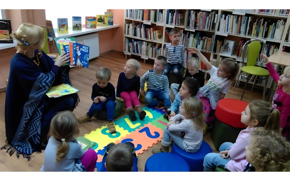 Czytanie bajki „Smok Wawelski”