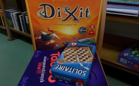 Na zdjęciu znajdują się trzy gry planszowe : Dixit,Solitare, Taboo.