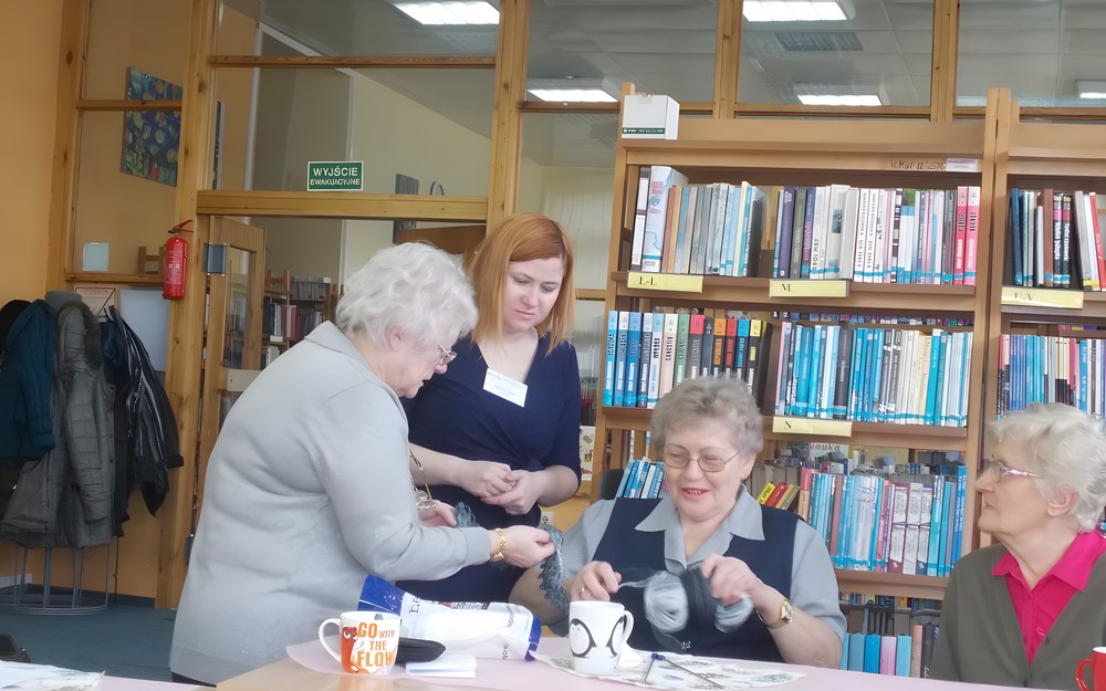 Panie pokazują swoje prace bibliotekarce