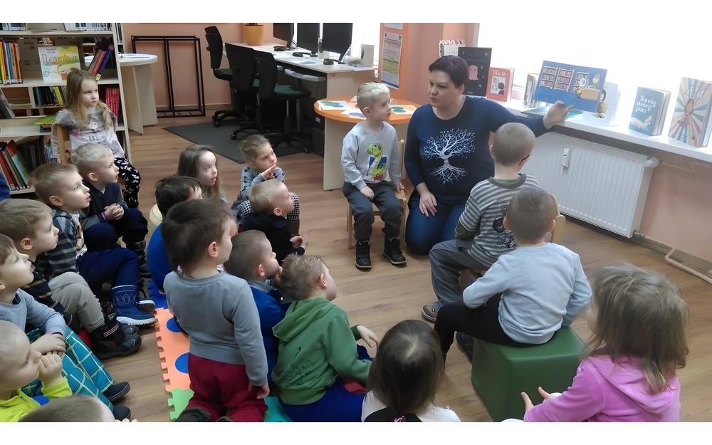 Czytamy książkę „Kicia Kocia w bibliotece”