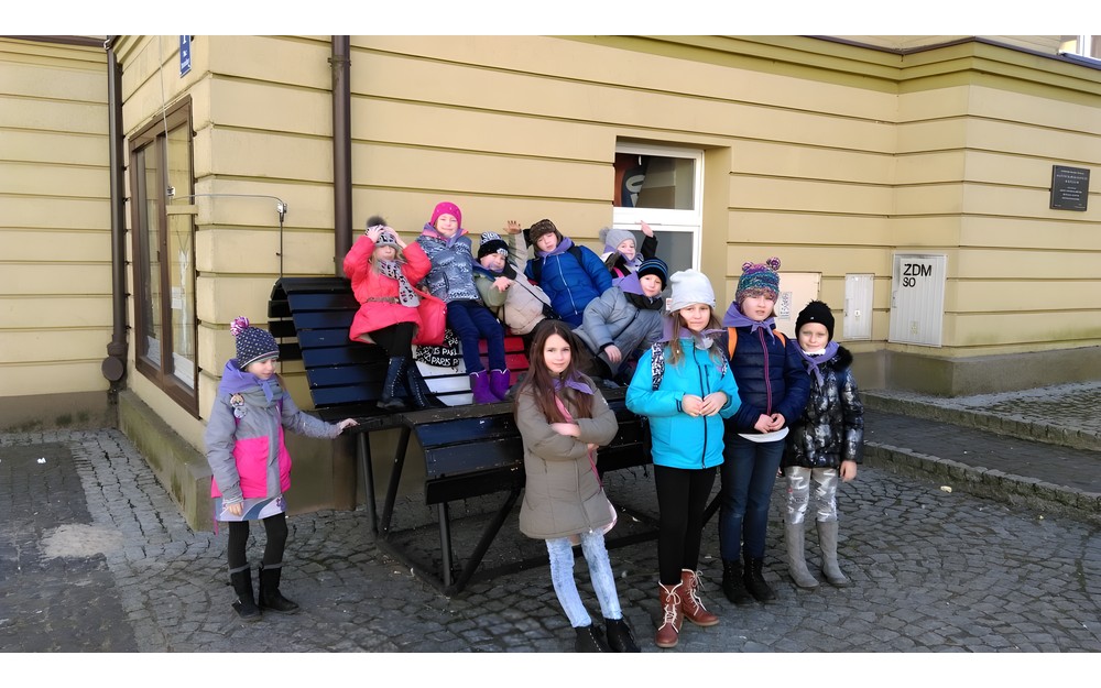 Przed Bałtyckim Teatrem Dramatycznym